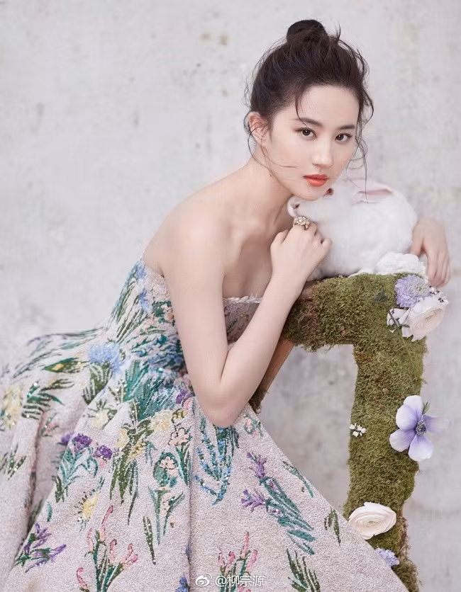 Ngoài các bước làm sạch da cơ bản, nàng “Tiểu Long Nữ” còn chú trọng tới việc nuôi dưỡng làn da trẻ khỏe từ sâu bên trong. Làn da được duy trì độ ẩm không chỉ nhờ lớp dưỡng bên ngoài mà còn từ chế độ dinh dưỡng bạn nạp vào cơ thể mỗi ngày. Uống đủ nước là thói quen vừa đơn giản vừa có lợi cho làn da.