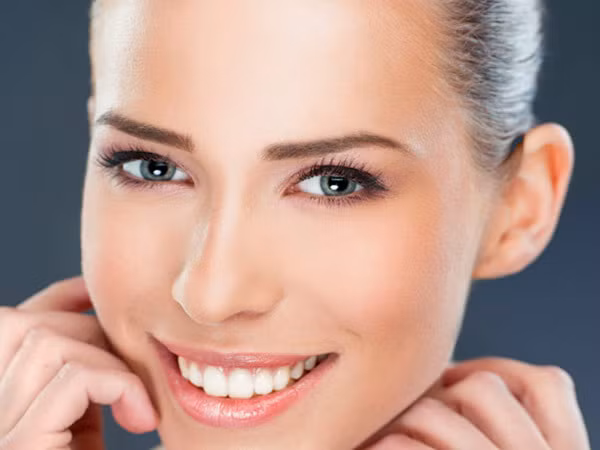 Lấy lại độ ẩm trên môi: Thiếu độ ẩm sẽ dẫn tới các vấn đề cho đôi môi, vì thế phòng ngừa là cách tốt hơn cả. Rắc một lớp phấn bột lên khăn tay và thấm chúng lên môi, sau đó, phủi nhẹ. Điều này sẽ giúp làn môi lấy lại độ ẩm.