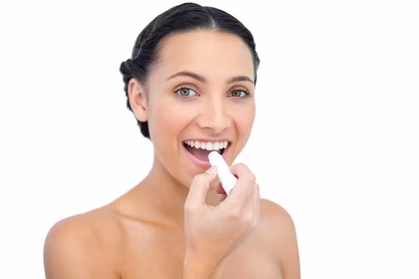 Sử dụng son môi có chỉ số chống nắng (SPF): Nếu phải đi ra ngoài thường xuyên, hãy sử dụng son môi có SPF để bảo vệ làn môi trước tác động của tia UV, nguyên nhân hàng đầu khiến môi xỉn màu.