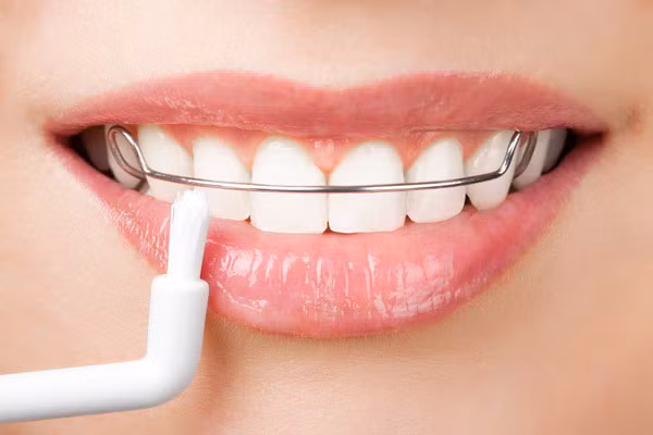 Tẩy da chết môi ít nhất 1 tuần/lần: Các tế bào môi cũng sẽ trải qua quá trình liên tục thay thế lớp tế bào chết bên ngoài bằng các lớp tế bào mới bên trong. Việc loại bỏ các tế bào chết 1 tuần/lần sẽ giúp môi mềm, mịn hơn. Bạn có thể trộn dầu ôliu với đường để tẩy da chết cho môi, sau đó thoa nhẹ một lớp son dưỡng mà bạn thích để giữ ẩm.