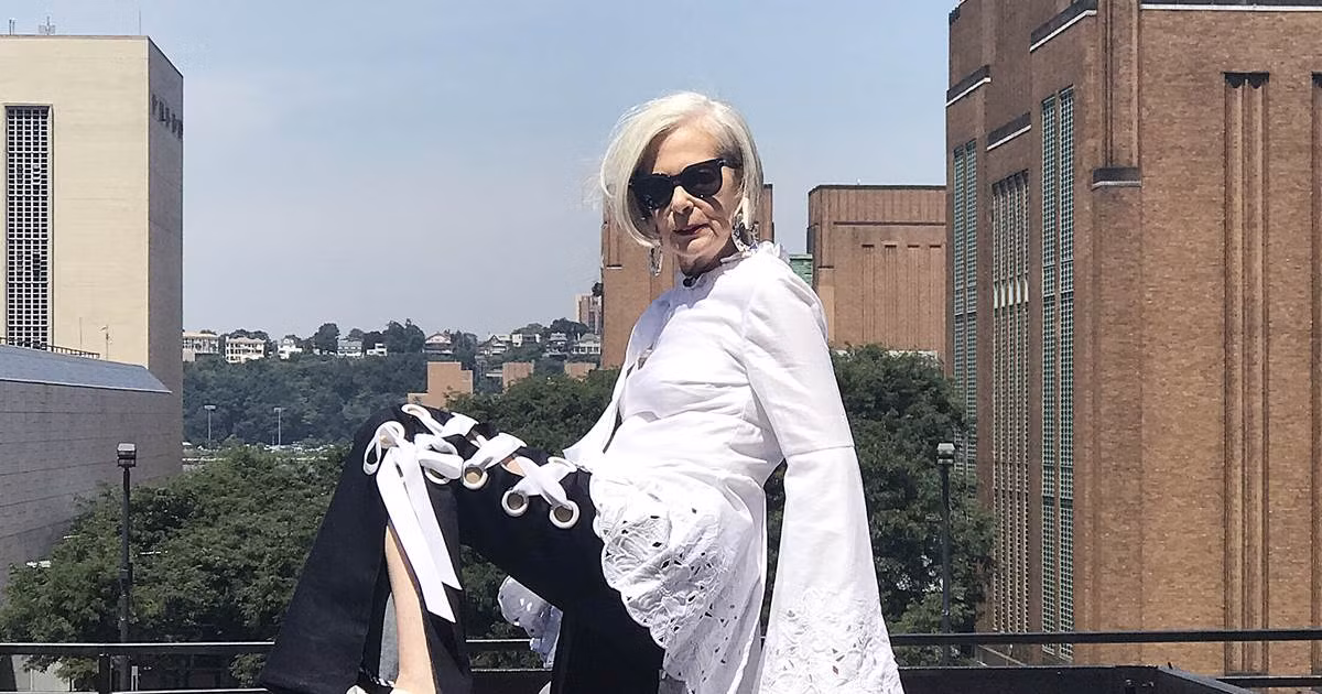 Bà Lyn có sự quan tâm đặc biệt đến thời trang từ lâu. Khi bà mở trang fashion blog mang tên Accidental Icon trên Instagram, bà Lyn trở thành biểu tượng thời trang mới được giới trẻ thế giới ngưỡng mộ.