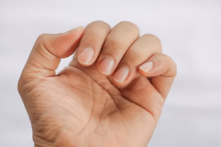Vùng da dưới móng tay: Có rất nhiều vi khuẩn, trong đó có tụ cầu khuẩn sống ở phần da dưới móng tay. Đó chính là nguyên nhân tại sao bạn nên cắt móng tay thường xuyên. Ảnh: RD.