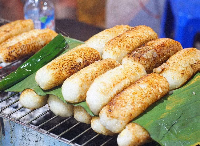 Chuối nếp nướng: Dù chỉ là món ăn dân dã của Cần Thơ nhưng chuối nếp nướng luôn được du khách nhắc đến mỗi lần có dịp ghé thăm. Những trái chuối nho nhỏ, không quá dài hay mập mà vẫn thơm ngọt được nướng trên than hoa, bên ngoài quấn lá chuối vô cùng thơm ngon.