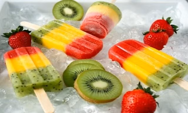 Kem trái cây nhiều màu sắc với các nguyên liệu gồm dưa hấu: 100g, dứa: 100g, kiwi: 100g, dâu tây: 100g. Dứa mua về gọt vỏ, bỏ mắt cho vào máy xay sinh tố xay nhuyễn, rồi đổ vào khuôn kem để vào ngăn đá tủ lạnh 45-50 phút cho phần sinh tố dứa này đông lại. Trong khi chờ đợi, bạn lấy dưa hấu ra gọt vỏ xắt nhỏ rồi cho vào máy xay sinh tố xay nhuyễn.