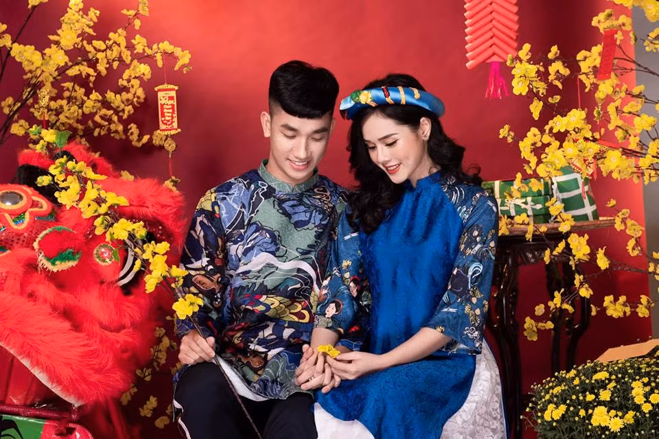 Cặp đôi Trọng Đại - Huyền Trang gần đây còn thực hiện bộ ảnh Tết với áo dài cách tân và hoa mai.