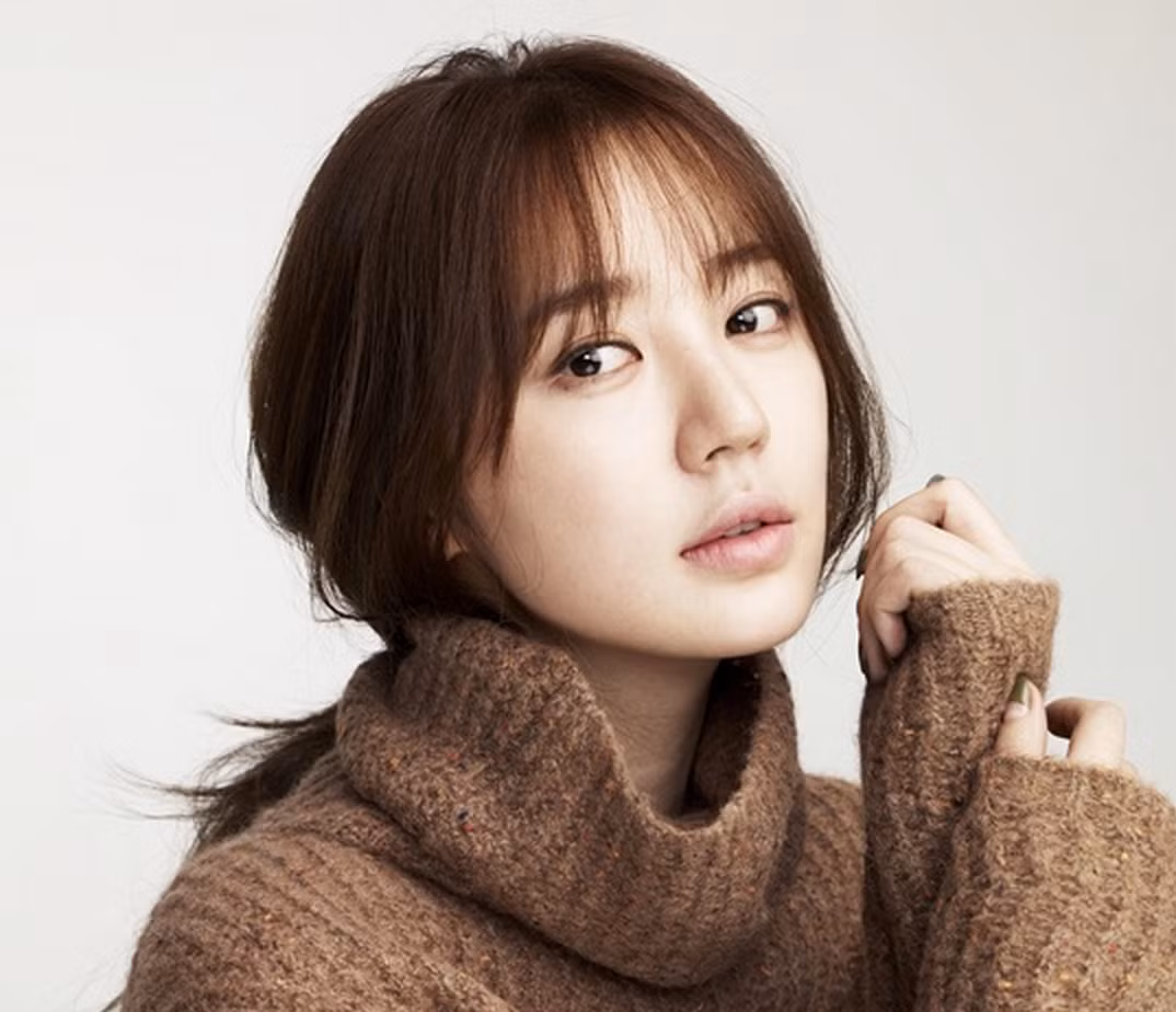 Ở tuổi 34, làn da của Yoon Eun Hye vẫn căng mịn, trắng muốt. Bí quyết nằm ở việc cung cấp và cân bằng độ ẩm hợp lý. Để có được làn da khỏe đầy sức sống, “thái tử phi” luôn ưu tiên cho những sản phẩm dưỡng da có thành phần dưỡng ẩm, từ Lotion, Toner, Serum, kem dưỡng hay mặt nạ.