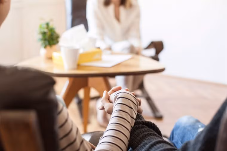 Vô sinh: Não bộ của con người kiểm soát gần như mọi thứ trong cơ thể, kể cả trình sản xuất hormone thông qua cơ chế mở rộng tuyến yên, cấu trúc bằng hạt đậu nằm ở đáy não. Các khối u ảnh hưởng rất lớn đến tuyến yên, như hạn chế việc bài tiết hormone hoặc ngăn chặn tuyến yên hoạt động đúng chức năng. Đây là lý do tại sao nhiều phụ nữ khi có khối u não thường không thể thụ thai hoặc sản xuất sữa sau sinh. 