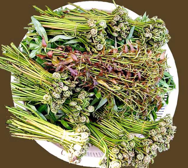 Ngoài ra, linh hồn của món lẩu này còn có sự góp mặt của đĩa rau ăn kèm, hội tụ đầy đủ các loại hương đồng gió nội, nào là bông súng, rau muống, cải xanh, rau đắng, ngò gai, đọt nhãn lồng xanh non, bắp chuối, nấm rơm, rau càng cua… được sắp xếp gọn gàng đẹp mắt khơi gợi sự kích thích, tò mò nơi thực khách.
