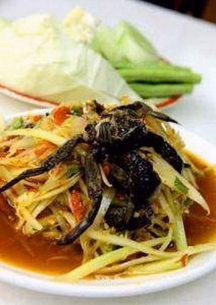 Salad đu đủ xanh và cua lên men: Rất nhiều người Singapore thích ăn món này. Cua sau khi lên men có mùi rất nặng nên nhiều người sẽ cảm thấy khó ăn (đặc biệt khi nhìn cả con cua lên men teo tóp được đặt trên đĩa cũng thật đáng sợ). Ảnh: Internet.