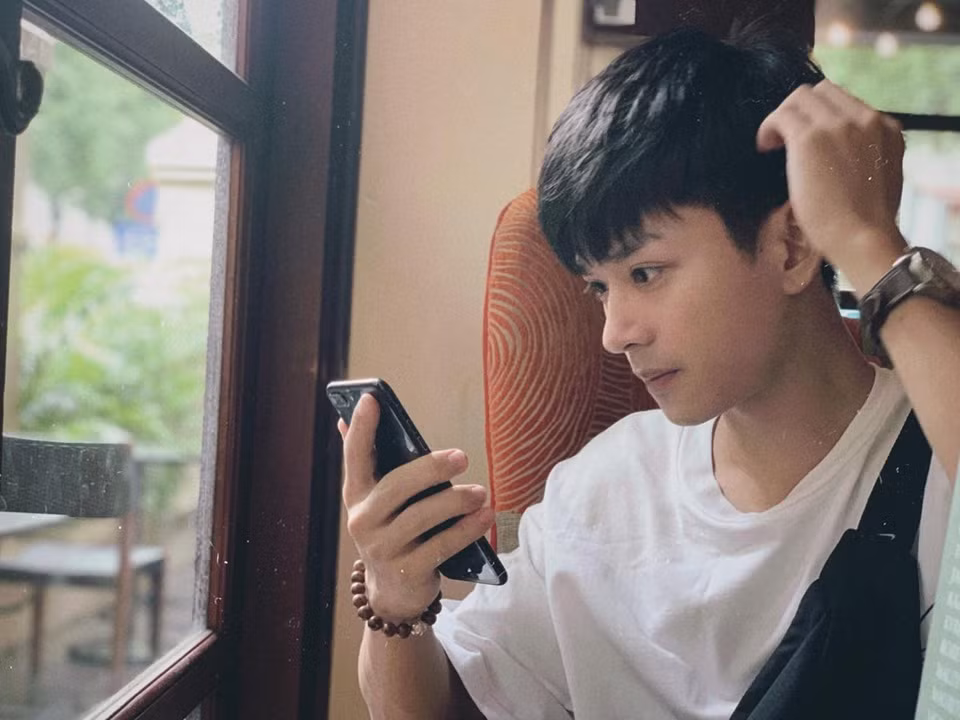 Trần Nghĩa trẻ trung và giản dị với áo phông trắng. Ảnh: FBNV.