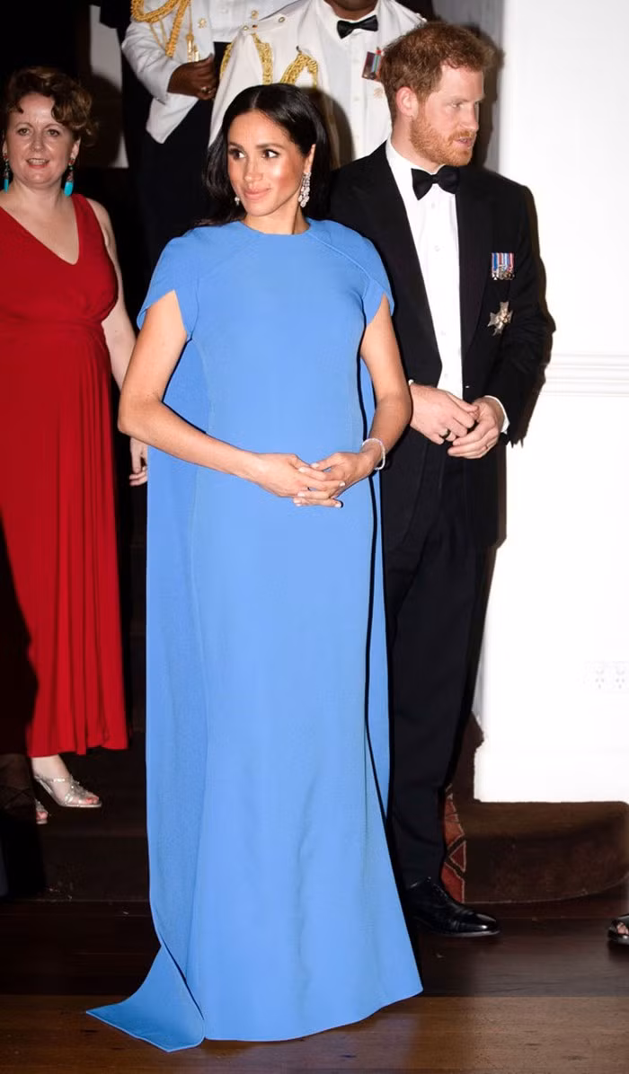 Những lúc đi sự kiện cùng hoàng tử Harry, Meghan thường chọn những kiểu đầm sang trọng, quyến rũ. 