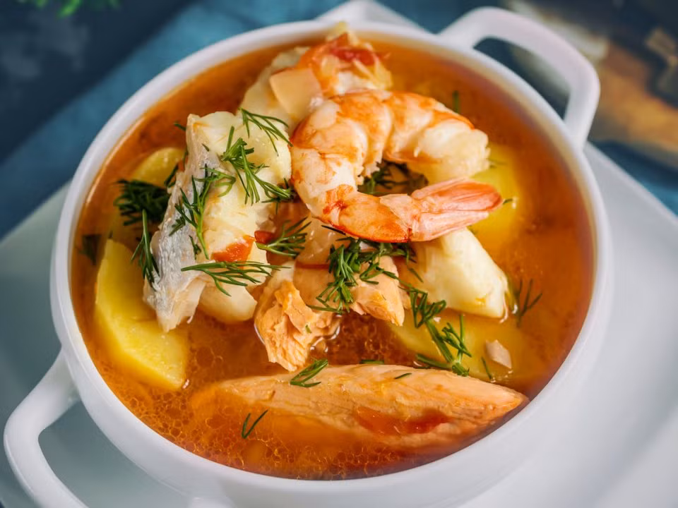 Bouillabaisse, Pháp: Đây là món hầm nổi tiếng của thành phố hải cảng Marseille. Ban đầu, món ăn này là của các thủy thủ, nấu từ cá còn thừa sau các bữa ăn. Hải sản được hầm cùng các loại rau thơm của vùng Provence, tạo ra hương vị độc đáo, khó quên.