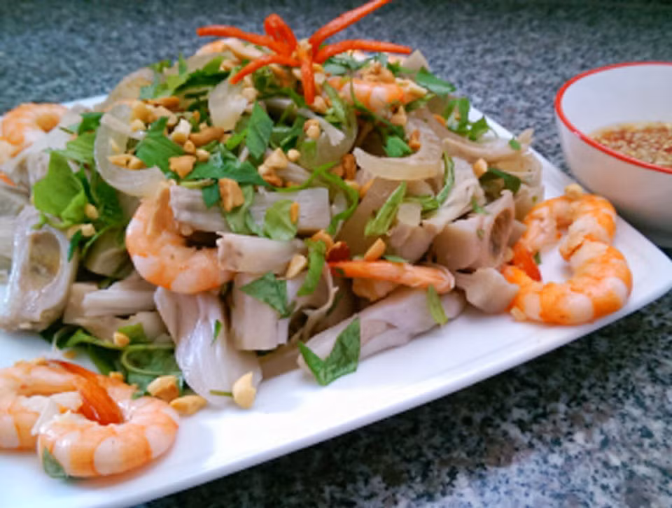 Sau khi đã chuẩn bị xong, bạn cho tất cả nguyên liệu như mít, tôm, thịt vào chung một cái âu rồi trộn đều với vừng rang vàng. Nêm gia vị vừa ăn rồi cho tiếp rau răm vào trộn đều. Món gỏi này dùng kèm với nước mắm chanh tỏi ớt và bánh tráng (hoặc bánh phồng).