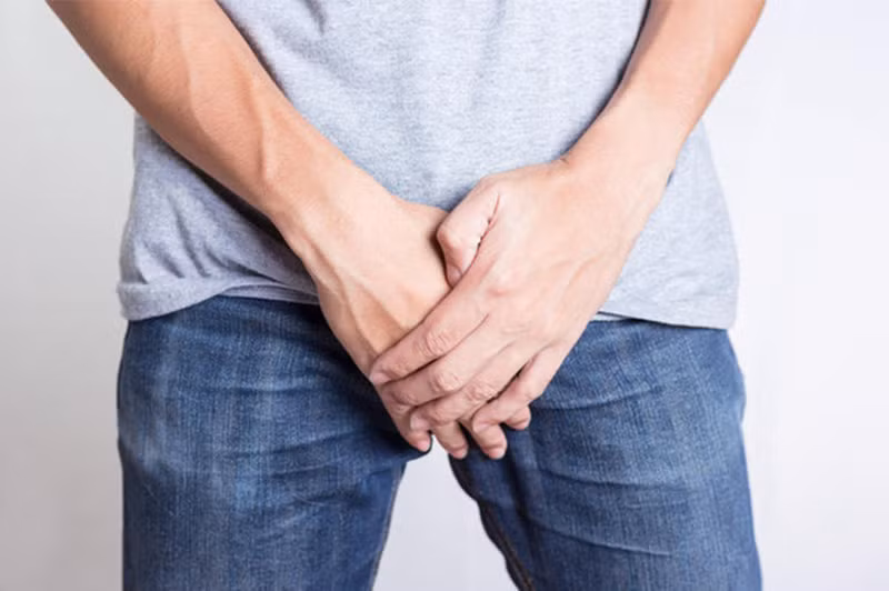 Mặc quần quá chật: Mặc quần jean, quần lót bằng chất liệu nilon hoặc quần quá chật có thể ảnh hưởng đến tinh trùng. Bởi vì chúng làm tăng nhiệt độ ở vùng kín. Điều này dẫn đến việc làm gia tăng nhiệt độ ở tinh hoàn, ảnh hưởng trực tiếp tới chất lượng và số lượng tinh trùng, gây vô sinh ở nam giới.