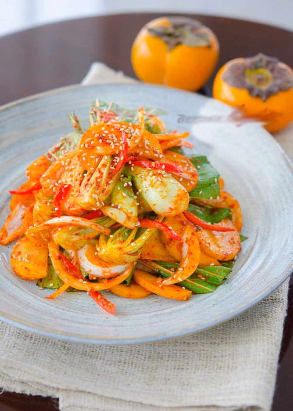 Chuẩn bị nước trộn gỏi: Nước mắm + ớt bột + nước cốt chanh + dầu vừng + vừng rang + dấm + tỏi băm + xíu đường, hòa trộn thật đều. Cho các nguyên liệu rau vào tô, sau đó đổ nước trộn gỏi vào, dùng găng tay đảo đều, bóp hơi nhẹ để nguyên liệu nhanh ngấm. Để gỏi vào ngăn mát tủ lạnh khoảng 1 tiếng là có thể ăn được.