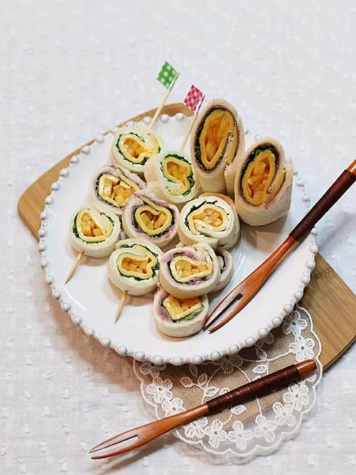 Khi ăn bạn chỉ cần cắt cuộn bánh và xiên vào chiếc que nhỏ trông thật đáng yêu này. Đây là món ăn sáng nhẹ mới lạ nhưng không kém phần thơm ngon và hấp dẫn. Bạn có thể chuẩn bị món này cho những chuyến đi dã ngoại cho bé cùng với gia đình vừa ngon vừa tiện lợi.