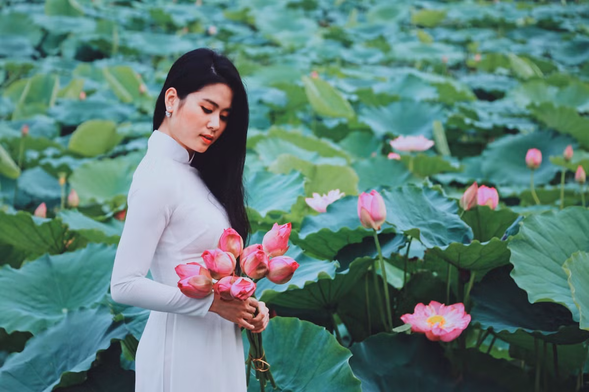 Áo dài kín đáo nhưng lại làm nổi bật lên những đường cong ẩn hiện của người con gái, khiến vẻ đẹp thêm lung linh và quyến rũ.