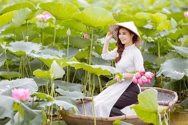 Tiêu chí để chọn áo dài chụp ảnh với sen đó là áo dài phải đơn giản, càng truyền thống càng đẹp.