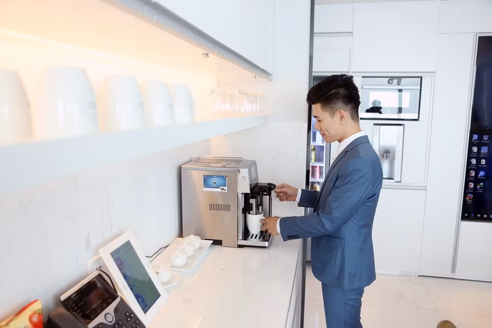 Chàng thiếu gia nghìn tỷ chọn suit của các nhà thiết kế trong nước để lên phom cho phù hợp vóc dáng và các số đo riêng.