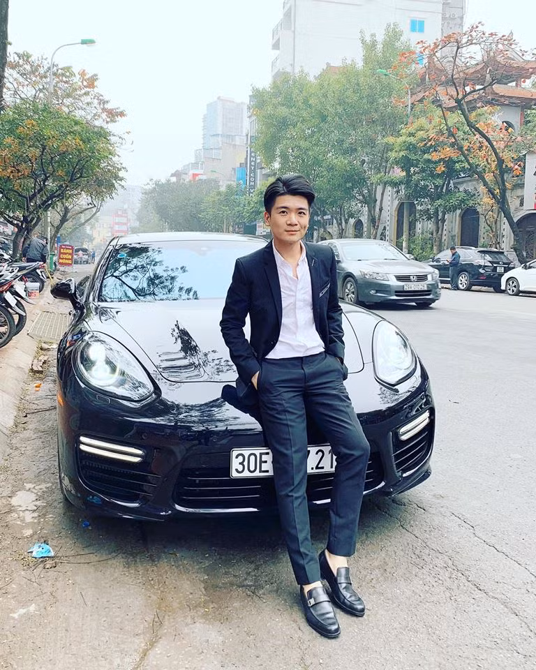 Quang Vinh chuộng phong cách thời trang lịch lãm với những bộ sơ mi, suit nhưng không kém phần sang trọng.