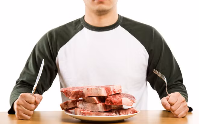 Ăn quá nhiều thịt: Nhiều người nghĩ rằng ăn nhiều canh xương sẽ giúp bổ sung canxi. Tuy nhiên, bổ sung đủ lượng đạm thích hợp mới là điều kiện để giúp cơ thể hấp thu canxi. Chế độ ăn uống có quá nhiều chất đạm dẫn đến giảm hấp thu canxi, trong khi lượng canxi bài tiết qua nước tiểu sẽ tăng lên, gây thiếu canxi. Thói quen ăn quá nhiều thịt gây cản trở sự hấp thụ canxi. Để đảm bảo sức khỏe, bạn chỉ nên ăn 40-75g thịt mỗi ngày.