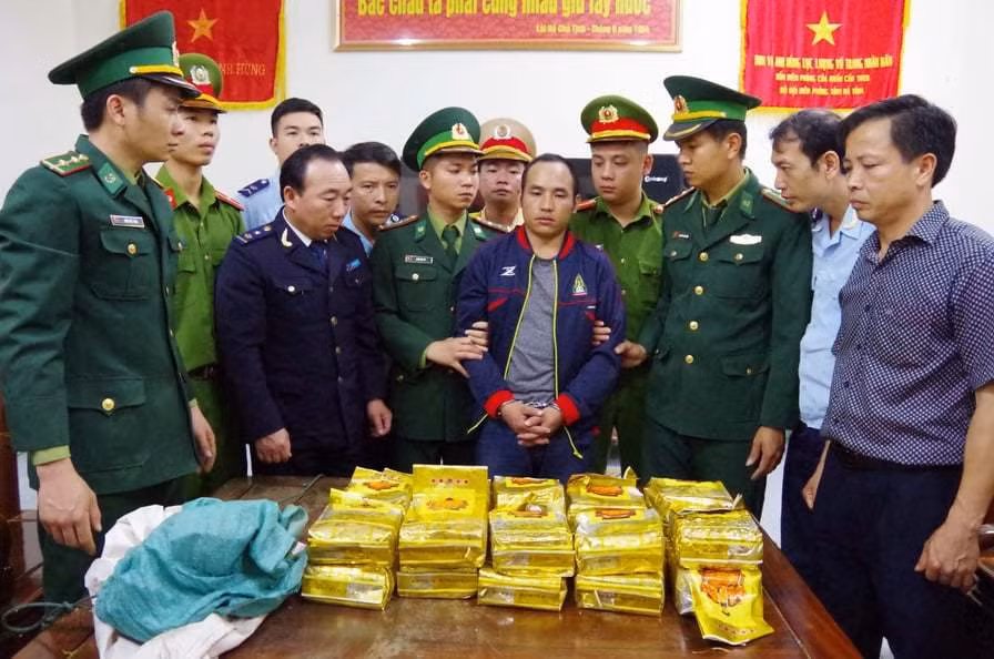 Ha Tinh: Bat doi tuong van chuyen gan 300kg ma tuy da