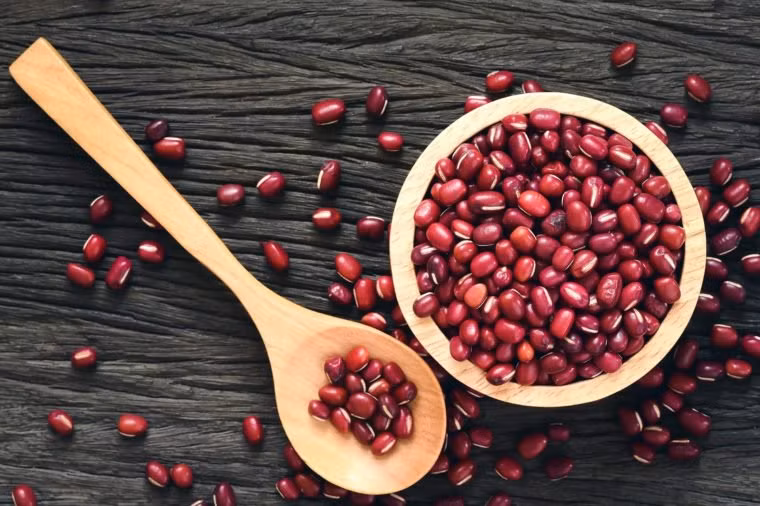 Đậu: Khi chúng ta già đi, nguy cơ phát triển các bệnh mãn tính như tăng lipid máu, cholesterol cao và tiểu đường tuýp 2 tăng lên. Ăn một chế độ giàu chất xơ gồm các loại đậu có thể giúp giảm tỷ lệ mắc các bệnh này, đồng thời cung cấp cho cơ thể lão hóa nhiều chất dinh dưỡng quan trọng như canxi, sắt và kali.