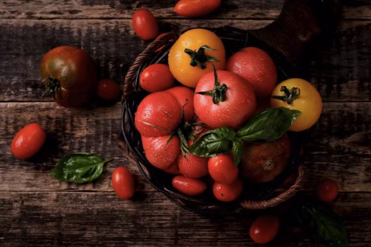 Cà chua: Loại quả này rất giàu chất chống oxy hóa lycopene, chúng có thể giúp bảo vệ da khỏi những thiệt hại khi tiếp xúc với ánh nắng mặt trời. Cơ thể bạn hấp thụ lycopene tốt nhất từ cà chua nấu chín.