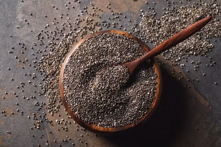 Hạt chia: Những hạt giòn này cung cấp các chất dinh dưỡng quan trọng cho sự lão hóa khỏe mạnh. Canxi trong hạt chia có thể giúp hỗ trợ sức khỏe xương và omega-3 có thể giúp hỗ trợ sức khỏe não bộ.