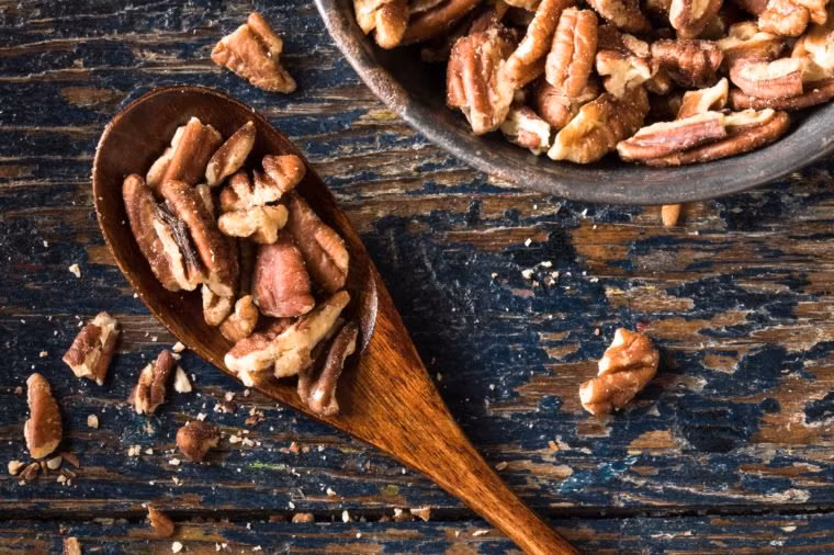 Hồ đào: Hỗn hợp độc đáo của chất béo không bão hòa, sterol thực vật, chất xơ và flavonoid trong quả hồ đào rất tốt cho tim. Nghiên cứu chỉ ra rằng ăn một quả hồ đào mỗi ngày có thể giúp giảm nguy cơ mắc bệnh tim.