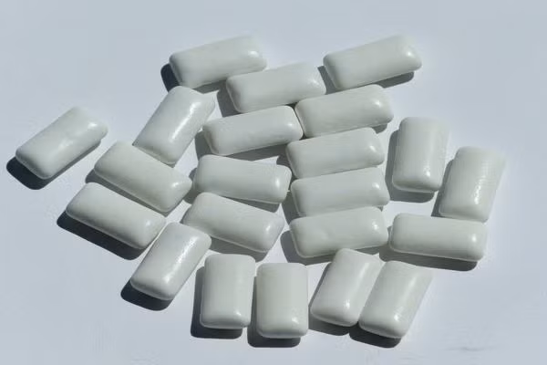 Đừng nhai kẹo cao su vì nó có thể dính vào niềng răng và phá vỡ các thành phần kim loại trên răng của bạn.