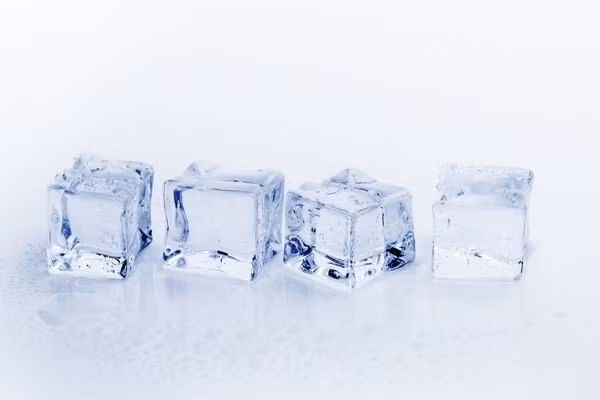Nhai đá là một trong những thủ phạm lớn nhất khiến răng sứt mẻ hoặc nó có thể làm hỏng niềng răng.