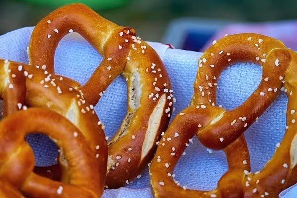 Bánh quy là một món ăn vặt vui miệng nhưng nó lại có thể làm hỏng niềng răng của bạn. Nếu vẫn muốn ăn thì bạn hãy chọn loại bánh ngọt mềm.
