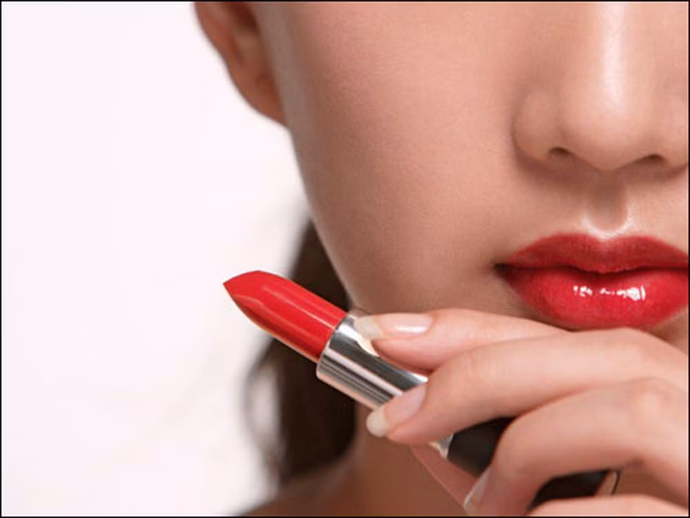 Đảm bảo với cách tô son trên, đôi môi của bạn giữ nguyên màu suốt ngày dài như khi bạn vừa trang điểm.