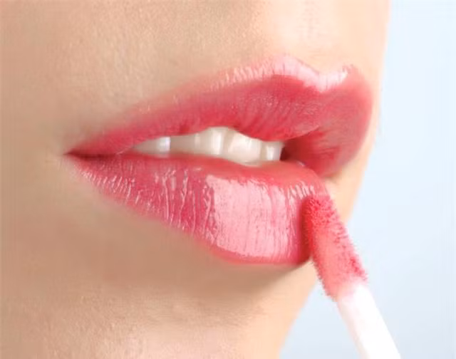 Để giữ được lớp son bền màu và không bị trôi bạn nên thoa nhẹ một lớp son bóng để thêm phần bóng bẩy – chỉ thoa ở giữa môi dưới.