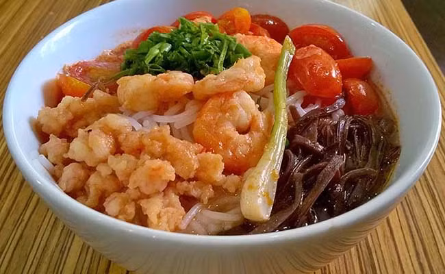 Bún tôm: Món ăn này không chỉ đặc biệt là hương vị mà còn ở cách chế biến độc đáo mà không phải nơi nào cũng có được. Không như những sợi bún bán ngoài chợ, bún tôm Bình Dương hoàn toàn được làm bằng gạo mới và làm trực tiếp ngay tại chỗ khi có khách.