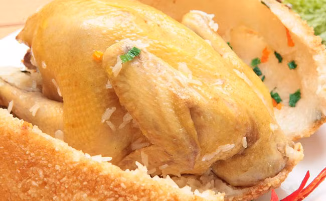 Gà quay xôi phồng: Nguyên liệu chính để tạo nên món gà quay thơm ngon này chủ yếu là gạo nếp và thịt gà. Không giống những món xôi phổ thông khác, gà quay xôi phồng Bình Dương được lựa chọn từ những loại gạo nếp đặc biệt, sau khi đã đồ chín cho xôi vào trong chảo dầu nóng chiên đến khi vàng để tạo nên hương vị thơm ngon, đậm đà.