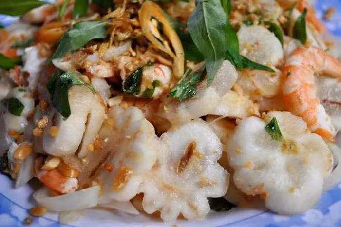 Gỏi măng cụt: Tới Bình Dương mà không thưởng thức món gỏi măng cụt thì thật là thiếu sót. Gỏi măng cụt là món ăn được nhiều khách du lịch mê mẩn. Vị thanh thanh, chua chua, ngọt ngọt, giòn giòn của măng cụt hòa lẫn với vị béo ngọt của thịt, mùi thơm lừng của đậu phụ và rau thơm giúp món ăn đậm vị hơn rất nhiều.