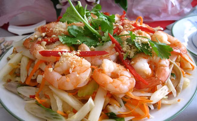 Gỏi ngó lục bình trộn tôm thịt: Với cách chế biến đơn giản, nhanh gọn, gỏi ngó lục bình ăn kèm tôm sú luộc chín lột vỏ, thịt ba rọi luộc chín xắt miếng mỏng trộn đều cùng rau răm, chanh, đường, ớt, nước mắm có độ giòn, lạ miệng kích thích vị giác. Ảnh: Internet.