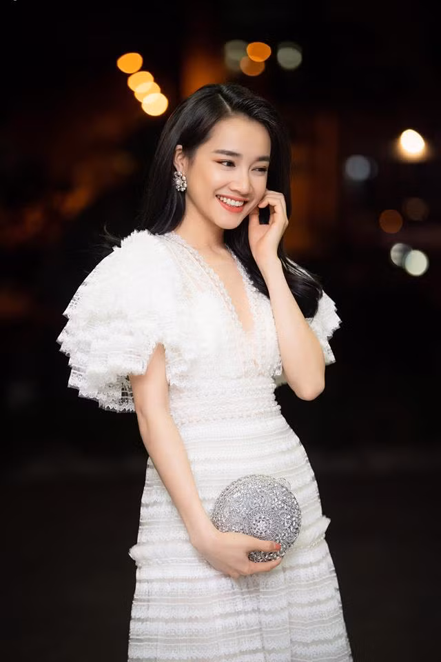 Nhã Phương đặc biệt yêu thích những trang phục ren trắng tinh tế.