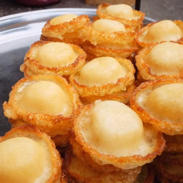 Bánh tai yến: Không chỉ có tên gọi lạ lẫm, bánh tai yến còn có hình dáng ấn tượng. Bánh làm từ đường, nước cốt dừa, bột gạo, bột năng, sữa... Khi cho bột vào chảo dầu nóng để chiên giòn, người chế biến phải thật khéo léo và nhanh tay, động tác dứt khoát mới có thể tạo ra chiếc bánh có hình nón úp ngược độc đáo. Ảnh: Ẩm Thực Sài Gòn. 