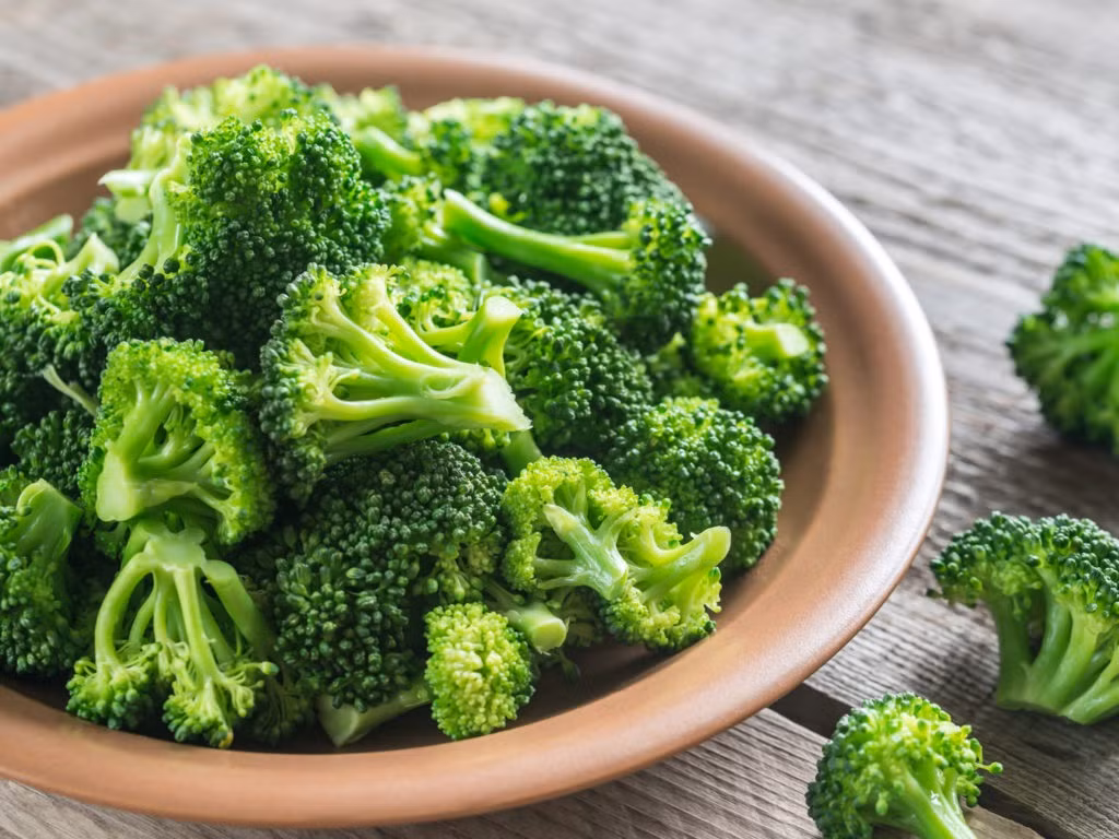 Súp lơ xanh: Là một loại rau chứa nhiều chất dinh dưỡng thiết yếu như vitamin A, vitamin C và vitamin E. Những chất chống oxy hóa này giúp bảo vệ các tế bào trong mắt bạn khỏi các gốc tự do. Bạn nên thêm ngay loại rau này vào thực đơn của mình.