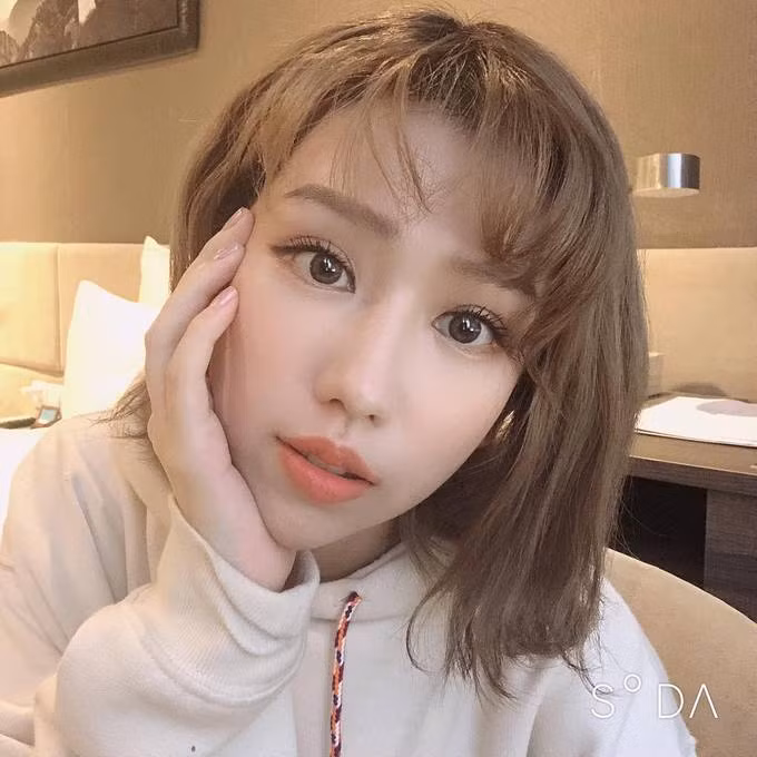 Nữ ca sĩ Min chọn màu tóc nâu khói hot trend từ nhiều năm nay.
