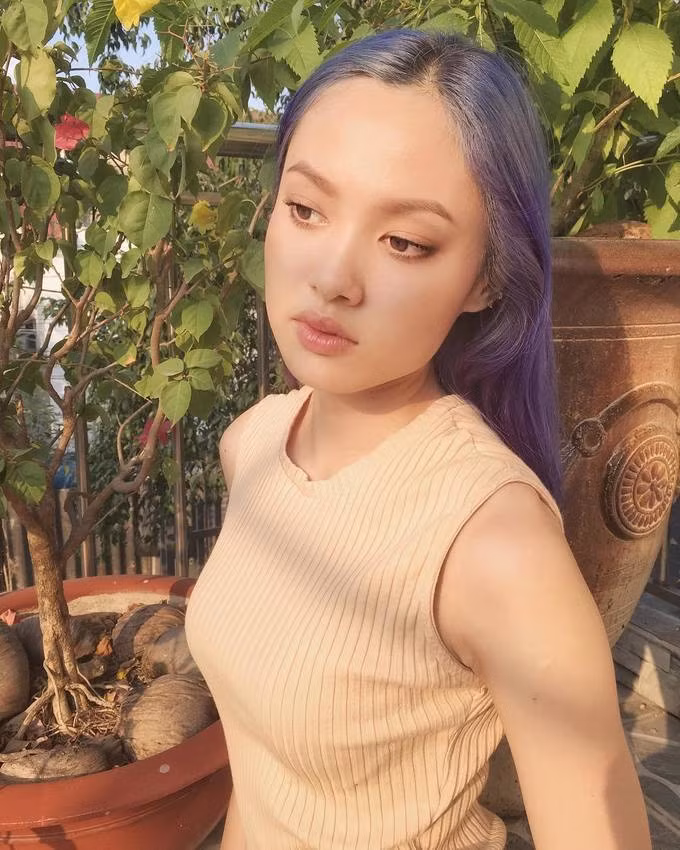 Cô nàng “nấm lùn” Fung La chọn gam màu xanh ánh tím để tạo điểm nhấn cho mái tóc dài duỗi thẳng.