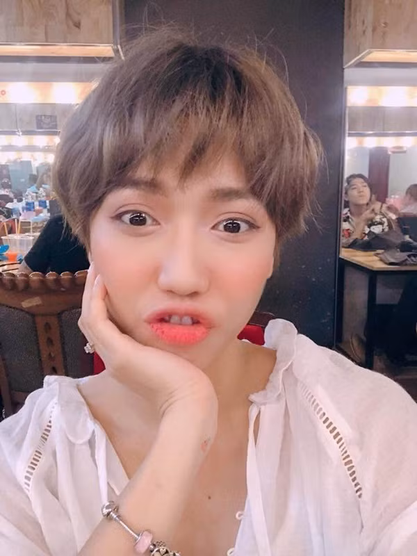 Diệu Nhi cũng tút tát lại nhan sắc bằng kiểu tóc mới nhuộm màu vàng nâu trông thật sành điệu và nhí nhảnh.