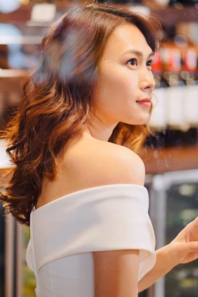Chị đẹp Mỹ Tâm chọn tóc uốn xoăn gợn sóng màu vàng đồng sáng "rực".