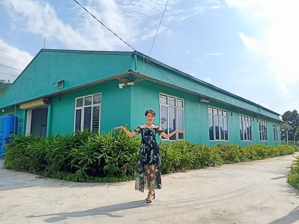 Nữ diễn viên "Về nhà đi con" diện váy "bánh bèo" cũng hết sức nữ tính.