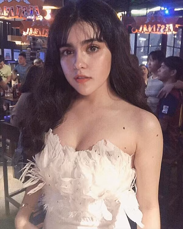 Thúy Anh mặc váy cúp ngực vô cùng gợi cảm.