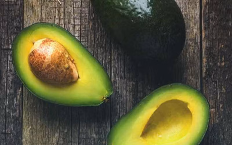 Quả bơ: Bơ là một loại trái cây chứa rất nhiều axit béo không bão hòa, giàu chất xơ, vitamin B (đặc biệt là folate), vitamin K, kali, đồng, vitamin E và vitamin C. Các chất béo lành mạnh trong bơ giúp xây dựng da, não, các mô của thai nhi, và folate có thể giúp ngăn ngừa các khuyết tật ống thần kinh.