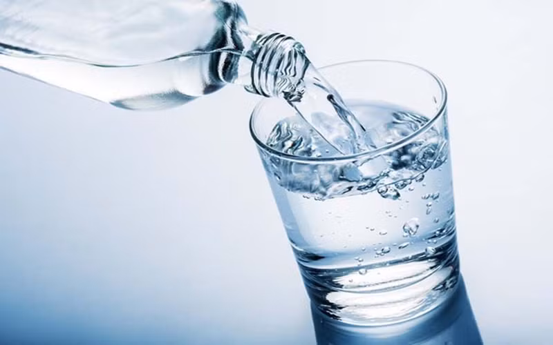 Nước: Khi mang thai cần uống tối thiểu 1,5 lít nước mỗi ngày. Việc tăng lượng nước có thể giúp giảm táo bón và nguy cơ nhiễm trùng đường tiết niệu thường gặp trong thai kỳ.